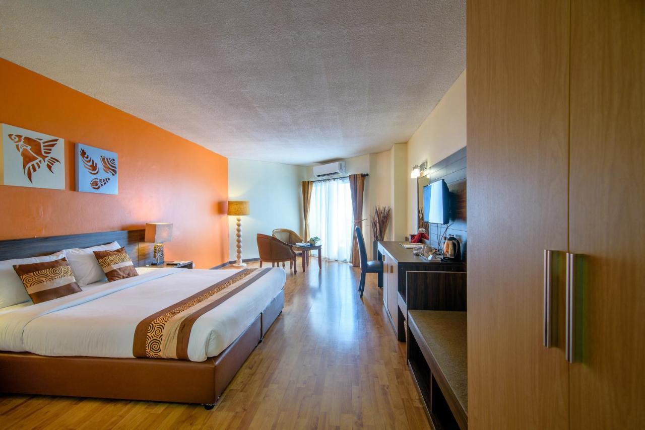 Golden Beach Cha-Am Hotel Exterior photo